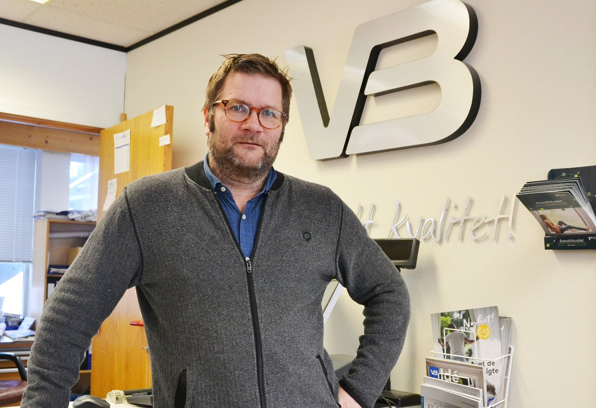 Daglig leder ved Rørleggermester Jan Ellingsen AS på kontoret på Andenes